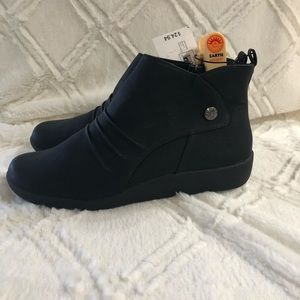 Earth Spirit Shoes. New with tags. Size 11W.